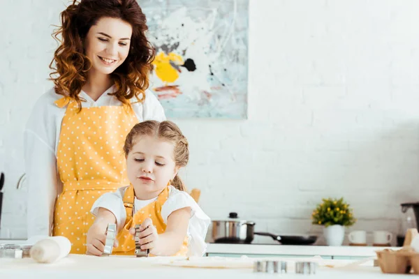 Mãe Feliz Amarelo Polka Ponto Avental Olhando Para Filha Segurando — Fotografia de Stock