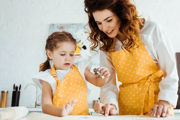 Mãe Feliz Avental Bolinhas Amarelas Ajudando Filha Usando Molde Massa — Fotografia de Stock