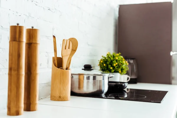 Meja Dapur Dengan Peralatan Memasak Dan Oven Listrik — Stok Foto