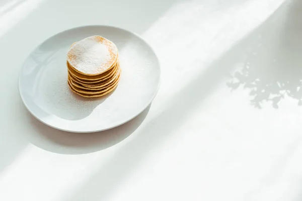 Tortitas Sabrosas Con Azúcar Polvo Servido Plato Para Desayuno —  Fotos de Stock