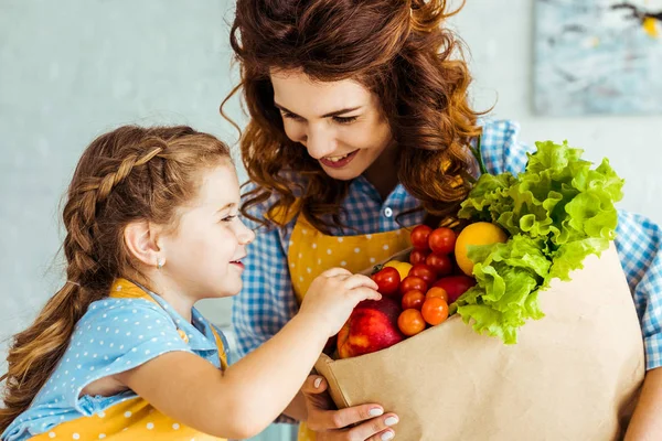Olgun Meyve Sebze Ile Gülümseyen Kızı Kağıt Torba Gösteren Mutlu — Stok fotoğraf