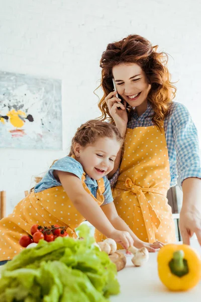 Enfoque Selectivo Feliz Madre Hablando Teléfono Inteligente Cerca Sonriente Hija — Foto de Stock