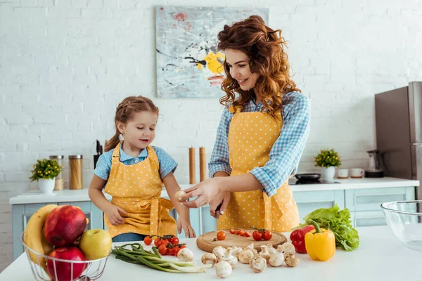 Mutfakta Kızına Mantar Veren Gülümseyen Anne — Stok fotoğraf