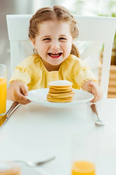 Selective Focus Happy Excited Kid Sitting Table Holding Plate Pancakes — Stock Photo, Image