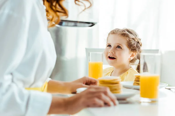 Enfoque Selectivo Hija Emocional Mirando Madre Mientras Desayuna —  Fotos de Stock