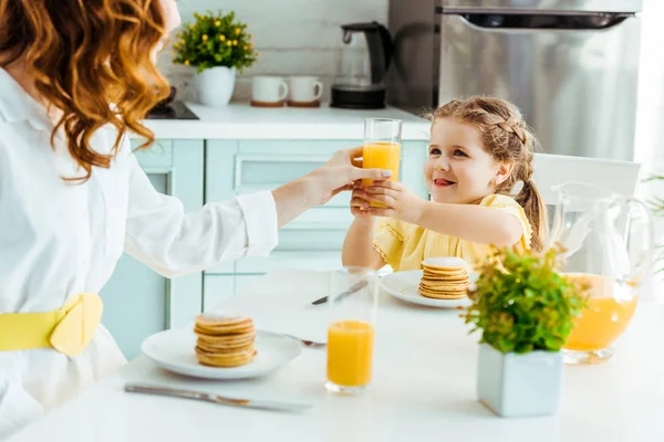 Foco Seletivo Mãe Dando Vidro Com Suco Laranja Para Filha — Fotografia de Stock