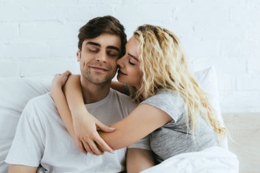 kapalı gözleri ile mutlu erkek arkadaşı sarılma çekici sarışın kız arkadaşı