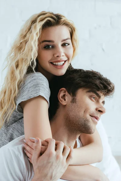 Happy Blonde Girl Looking Camera While Hugging Cheerful Boyfriend — Stock Photo, Image