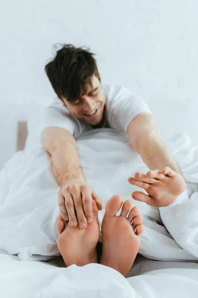 Enfoque Selectivo Del Hombre Feliz Estiramiento Después Despertar Cama —  Fotos de Stock