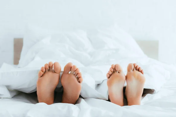 Vista Recortada Hombre Mujer Con Los Pies Descalzos Acostados Cama — Foto de Stock