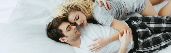 Tiro Panorâmico Casal Feliz Abraçando Enquanto Deitado Cama — Fotografia de Stock
