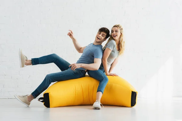 Alegre Rubia Chica Feliz Hombre Sentado Amarillo Frijol Bolsa Silla — Foto de Stock