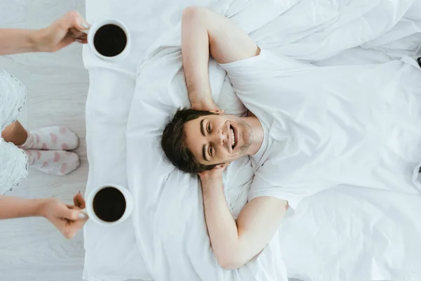 Yatakta Yatan Mutlu Adamın Yanında Kahve Tutan Kadının Kırpılmış Görünümü Telifsiz Stok Imajlar