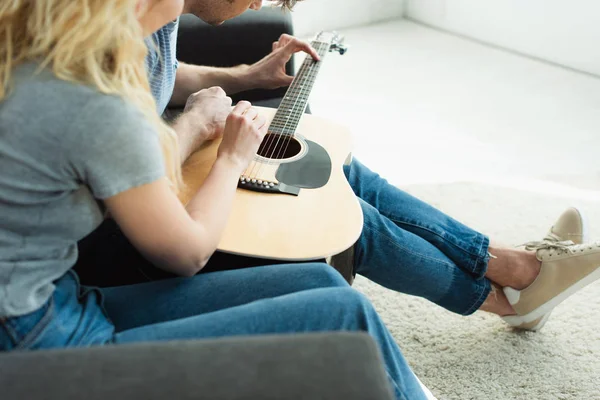 Vista Recortada Del Hombre Tocando Guitarra Acústica Cerca Mujer Rubia — Foto de Stock