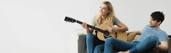 Panoramic Shot Gadis Pirang Yang Bahagia Bermain Gitar Akustik Dekat — Stok Foto