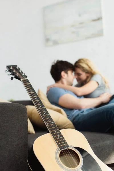 Enfoque Selectivo Guitarra Acústica Cerca Feliz Pareja Abrazándose Casa — Foto de Stock