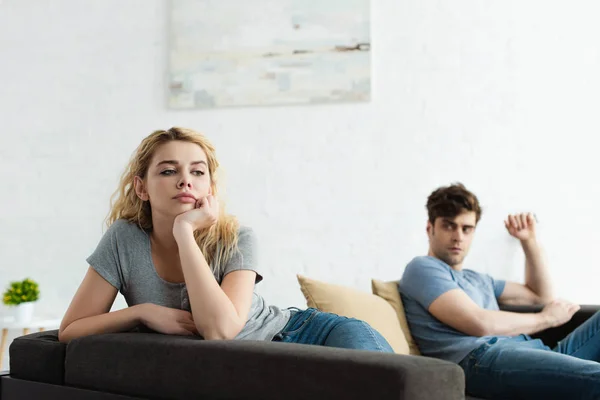 Aufgebrachte Blonde Frau Sitzt Nach Streit Neben Mann Auf Sofa — Stockfoto
