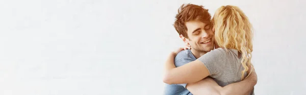 Tiro Panorámico Hombre Feliz Sonriendo Mientras Abraza Chica Rubia —  Fotos de Stock