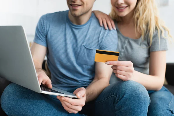 Vista Recortada Mujer Rubia Sosteniendo Tarjeta Crédito Cerca Hombre Alegre — Foto de Stock