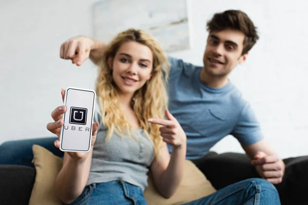 Selective Focus Cheerful Man Blonde Woman Pointing Fingers Smartphone Uber — Stock Photo, Image