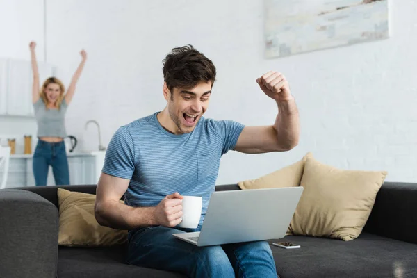 Foco Seletivo Homem Feliz Celebrando Triunfo Enquanto Assiste Campeonato Laptop — Fotografia de Stock