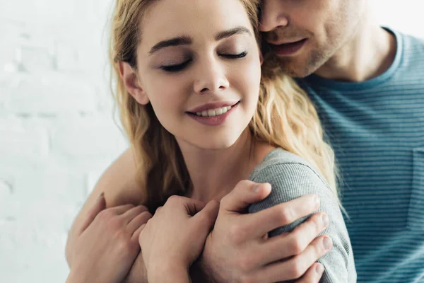 Corte Vista Homem Abraçando Feliz Menina Loira Com Olhos Fechados — Fotografia de Stock