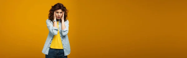 Панорамний Знімок Засмученої Кучерявої Жінки Торкається Голови Маючи Мігрень Апельсині — стокове фото