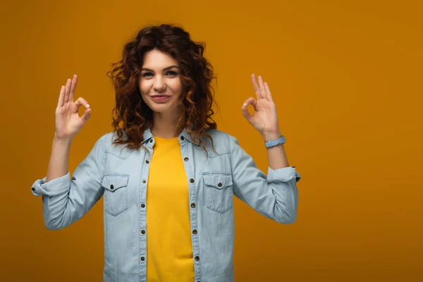 Cheerful Curly Redhead Woman Standing Showing Signs Orange — Stock Photo, Image