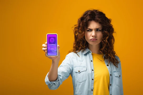 Zdenerwowany Rudowłosy Kobieta Trzyma Smartphone Aplikacji Zakupy Ekranie Pomarańczowo — Zdjęcie stockowe