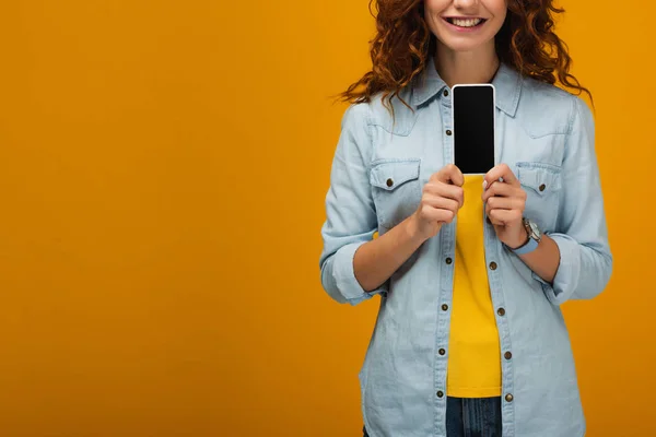 Turuncu Boş Ekran Ile Akıllı Telefon Tutan Neşeli Kıvırcık Kadın — Stok fotoğraf