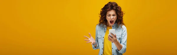 Panoramic Shot Angry Redhead Woman Gesturing While Looking Smartphone Screaming — Stock Photo, Image