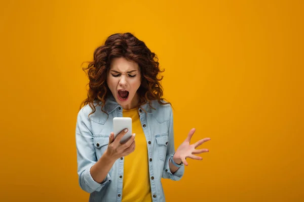Redhead Woman Gesturing While Looking Smartphone Screaming Orange — Stock Photo, Image