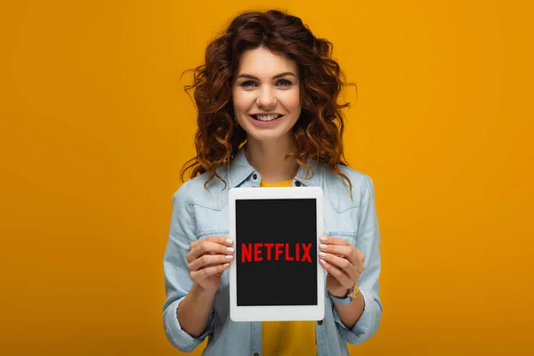 Веселий Рудий Жінка Тримає Цифровий Планшет Додатком Netflix Екрані Стоячи — стокове фото