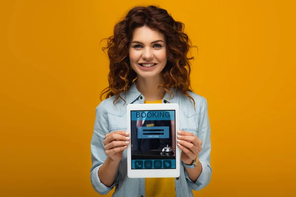 Lachende Roodharige Vrouw Met Digitale Tablet Met Boeking App Het — Stockfoto