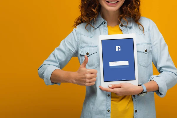 Vista Recortada Chica Rizada Alegre Sosteniendo Tableta Digital Con Aplicación — Foto de Stock