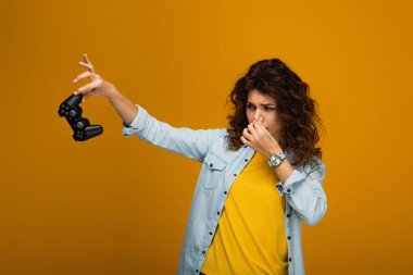 turuncu üzerinde kokulu joystick tutarken kıvırcık kızıl kadın burun dokunmadan 