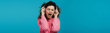 mavi kulaklık müzik dinlerken şarkı çekici kıvırcık kadın panoramik çekim 