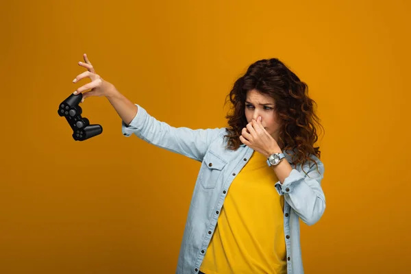 Donna Rossa Riccia Che Tocca Naso Mentre Tiene Joystick Puzzolente — Foto Stock