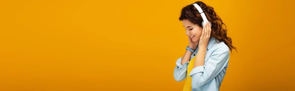 Plano Panorámico Chica Pelirroja Feliz Escuchando Música Auriculares Naranja —  Fotos de Stock