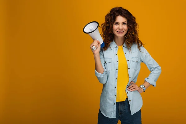 Cheerful Redhead Girl Standing Hand Hip Holding Megaphone Orange — Stock Photo, Image