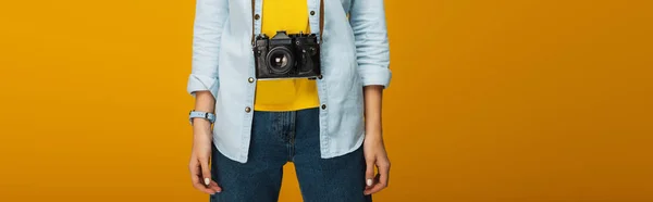 Panoramic Shot Young Woman Standing Digital Camera Orange — Stock Photo, Image