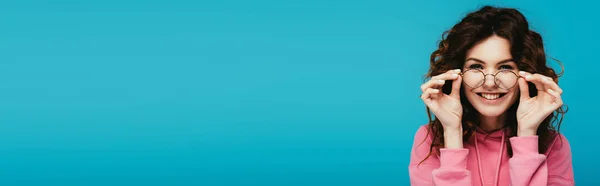 Panoramabild Glad Lockig Flicka Röra Glasögon Isolerade Blå — Stockfoto
