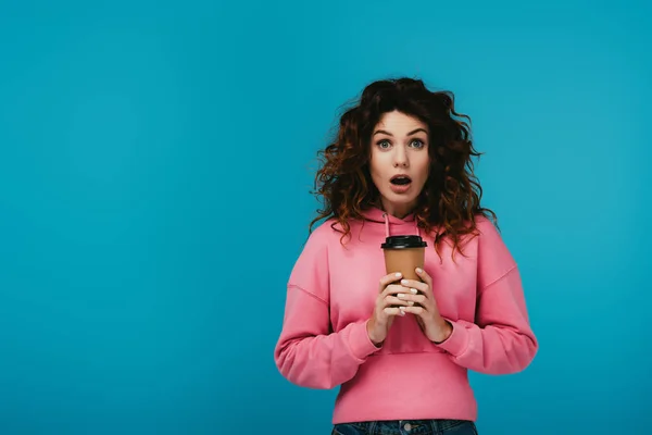 Verrast Jonge Vrouw Met Papieren Beker Met Drankje Blauw — Stockfoto