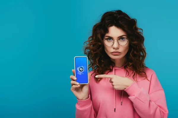 Menina Ruiva Encaracolado Atraente Apontando Com Dedo Para Smartphone Com — Fotografia de Stock