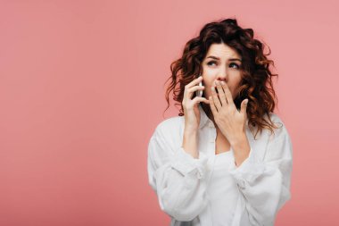 esneme ve pembe akıllı telefon konuşurken ağız kapsayan yorgun kıvırcık kız 
