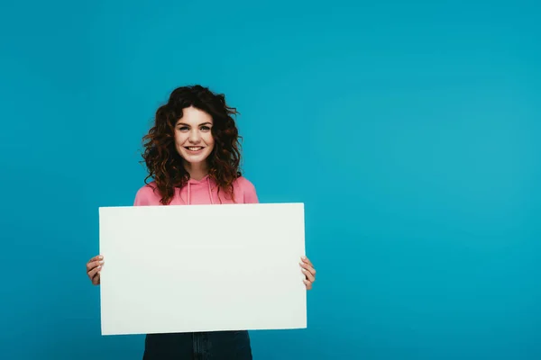 Happy Curly Redhead Woman Holding Blank Placard Blue — Stock Photo, Image