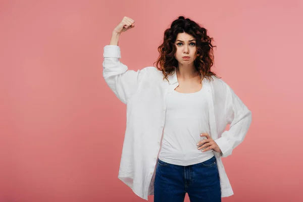 Attractive Curly Girl Looking Camera Gesturing Pink — Stock Photo, Image