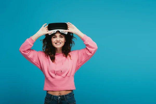 Vrolijke Krullend Meisje Dragen Virtual Reality Headset Glimlachend Blauw — Stockfoto