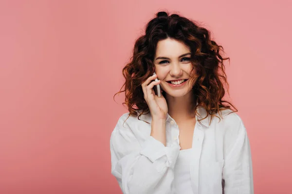 Menina Encaracolado Alegre Falando Smartphone Sorrindo Rosa — Fotografia de Stock