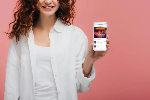 Cropped View Cheerful Girl Holding Smartphone Soundcloud App Screen Pink — Stock Photo, Image